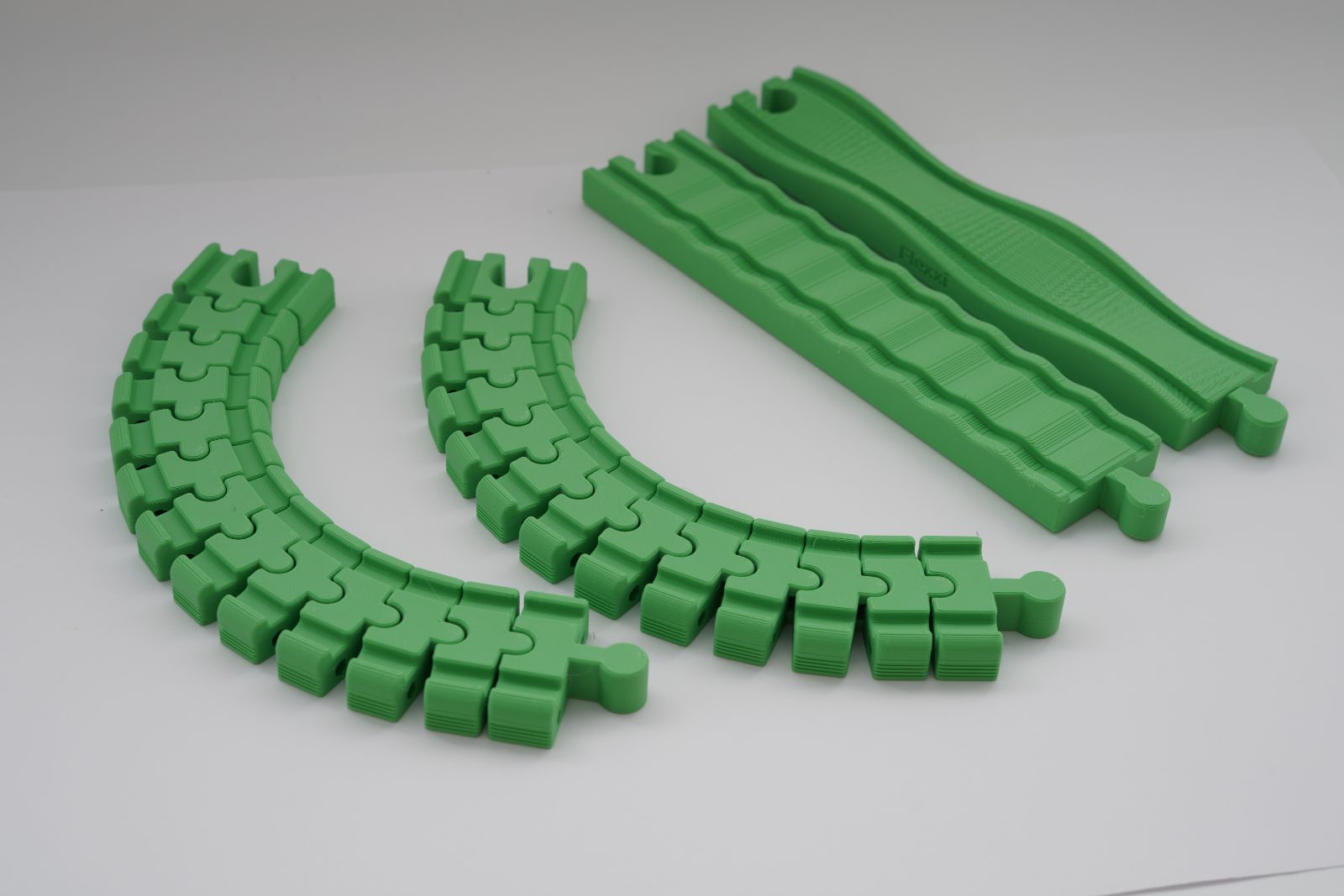 3D-gedruckte Spielzeug-Schienen in Grün