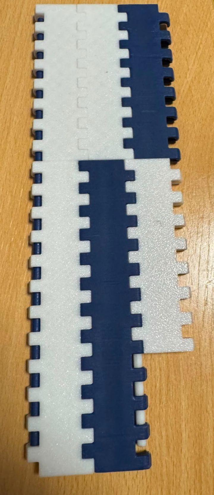 3D-gedruckte Ersatz-Module eines Kunststoff-Transportbands in zwei Ausführungen